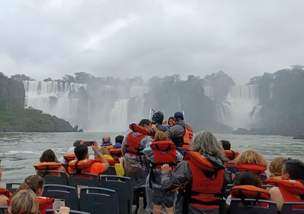 Imagen secundaria 1 - Hay muchas formas de ver las cataratas del Iguazú en el lado argentino. La Gran Aventura, en lancha, con el agua que sobre los turistas, puede ser la más espectacular. Pero también merecen la pena las vistas por el paseo Garganta del Diablo (en la foto superior) o las que proporciona el Circuito Inferior