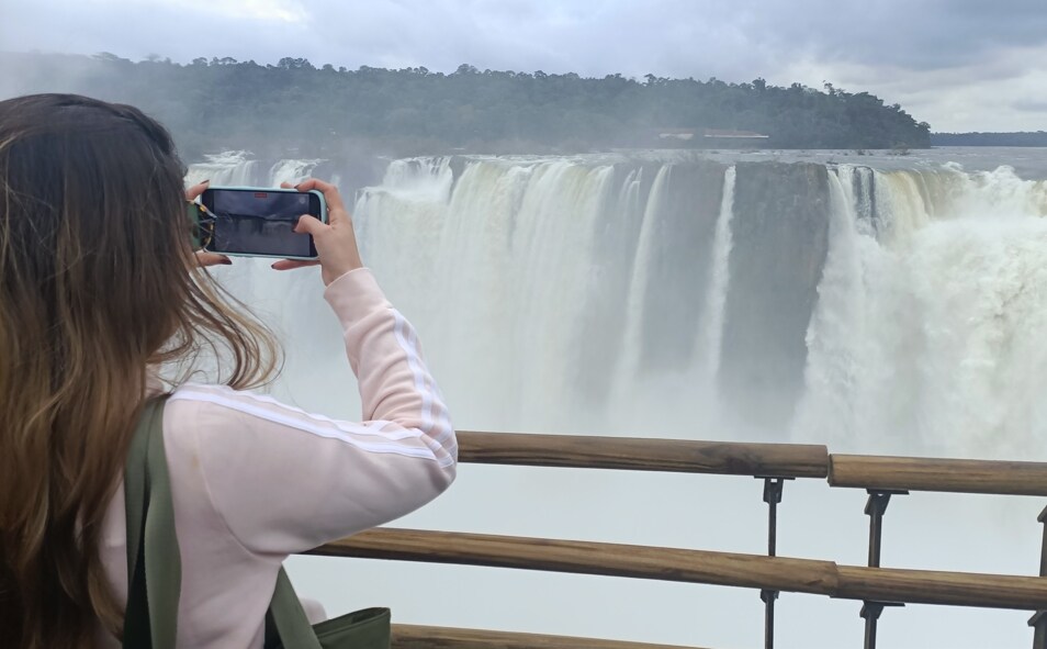 Imagen principal - Hay muchas formas de ver las cataratas del Iguazú en el lado argentino. La Gran Aventura, en lancha, con el agua que sobre los turistas, puede ser la más espectacular. Pero también merecen la pena las vistas por el paseo Garganta del Diablo (en la foto superior) o las que proporciona el Circuito Inferior