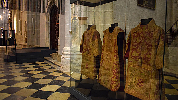 Casullas expuestas en la catedral de Palencia