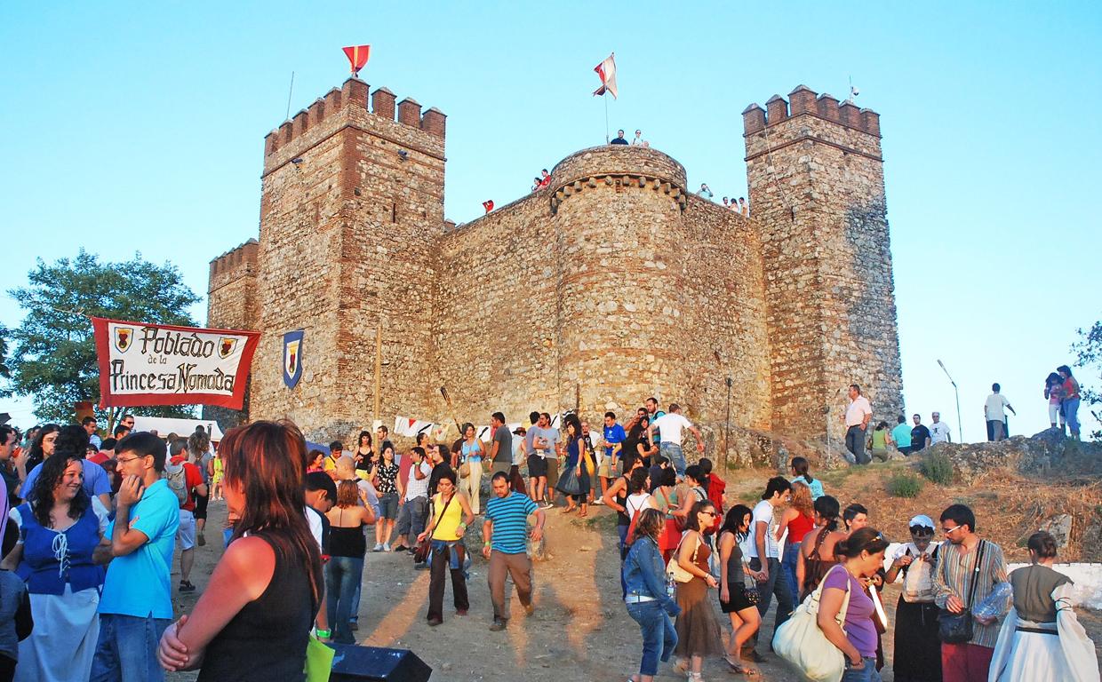 El castillo de Cortegana durante la feria medieval de la localidad