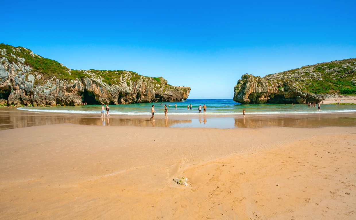 Imagen de la playa de Cuevas del Mar, Asturias