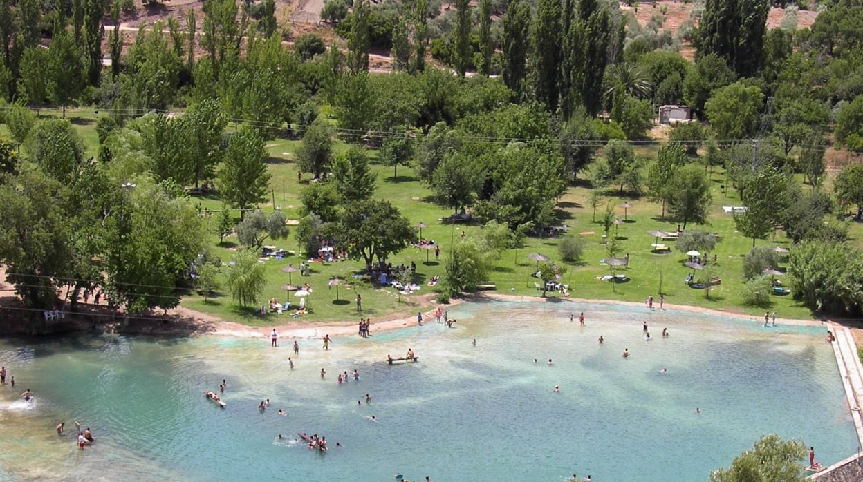 La 'playita' de Zahara de la Sierra, el lugar ideal para los enemigos de la arena