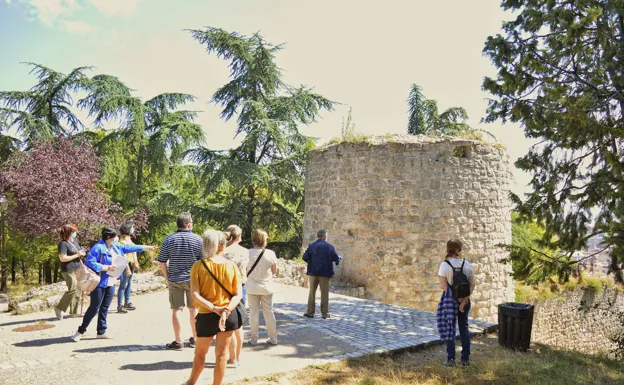 Un guía cuenta la historia del castillo a un grupo de turistas