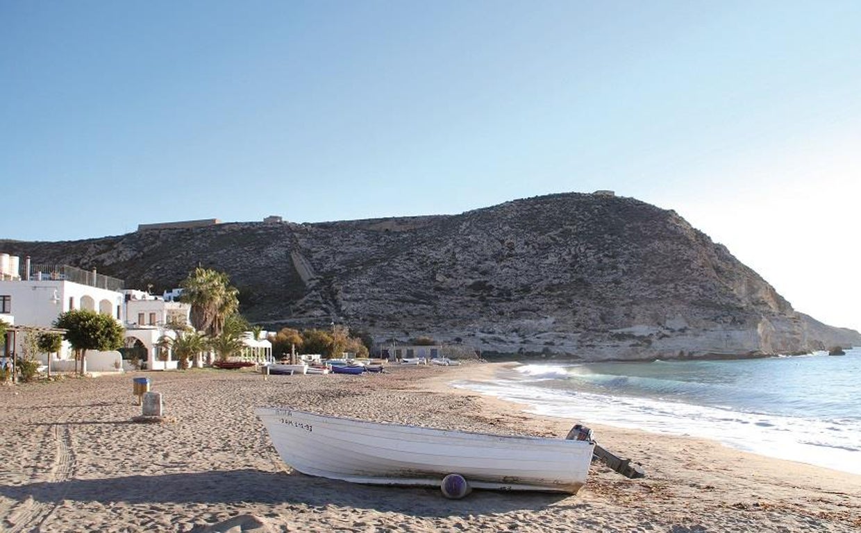 Vista de la playa de Aguamarga en Níjar (Almería).