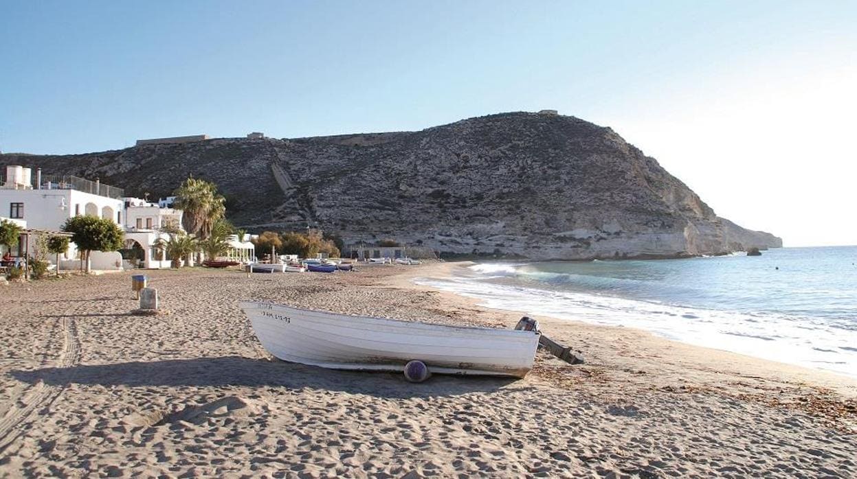 El encanto de Agua Amarga, una villa de pescadores con punto boho chic en la costa de Almería