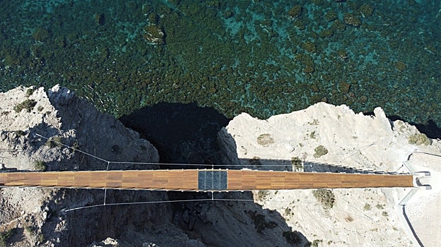 Vista aérea de la pasarela colgante de Jolúcar