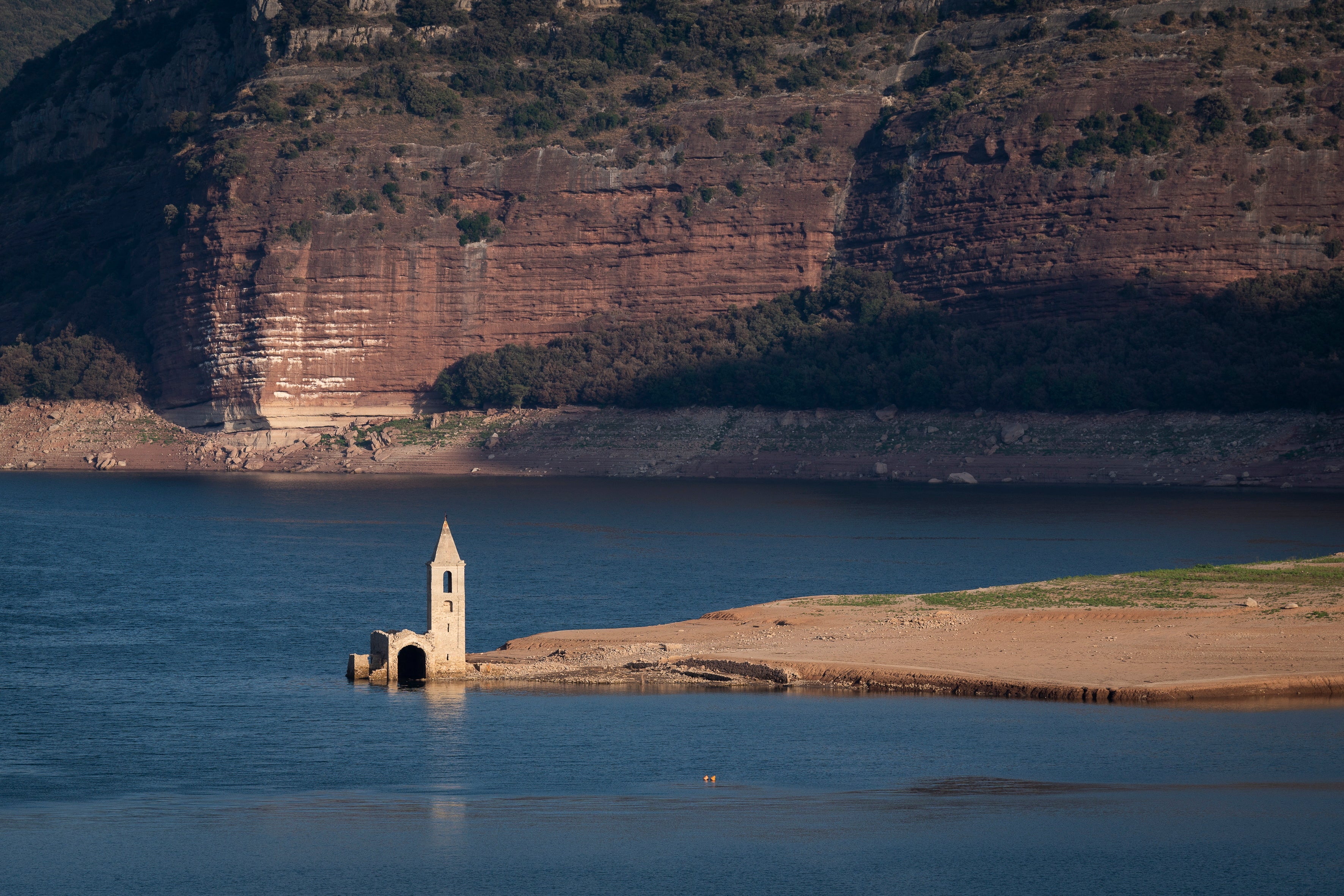 Una iglesia del siglo XI en un embalse sin agua pero lleno de turistas