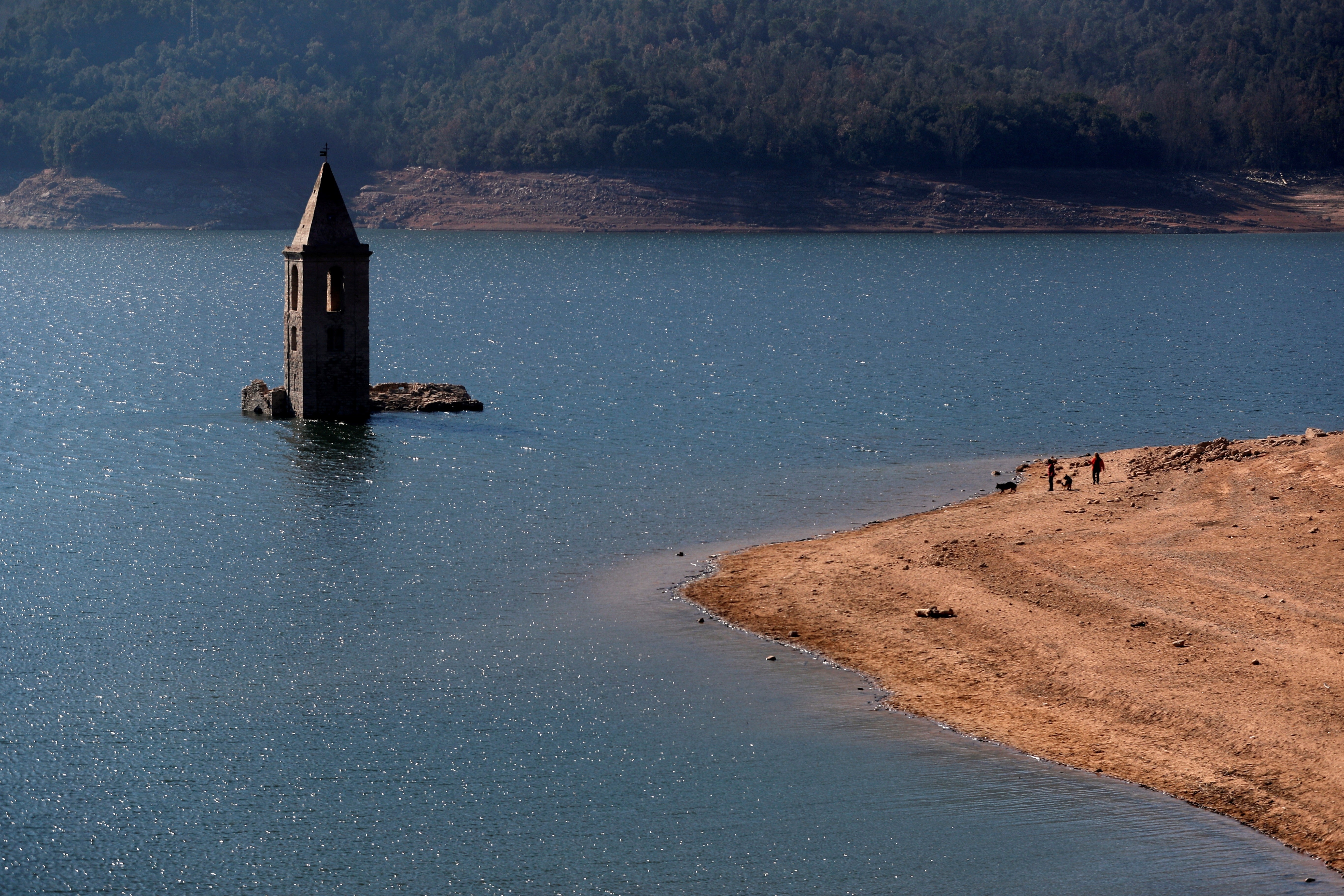 Una iglesia del siglo XI en un embalse sin agua pero lleno de turistas