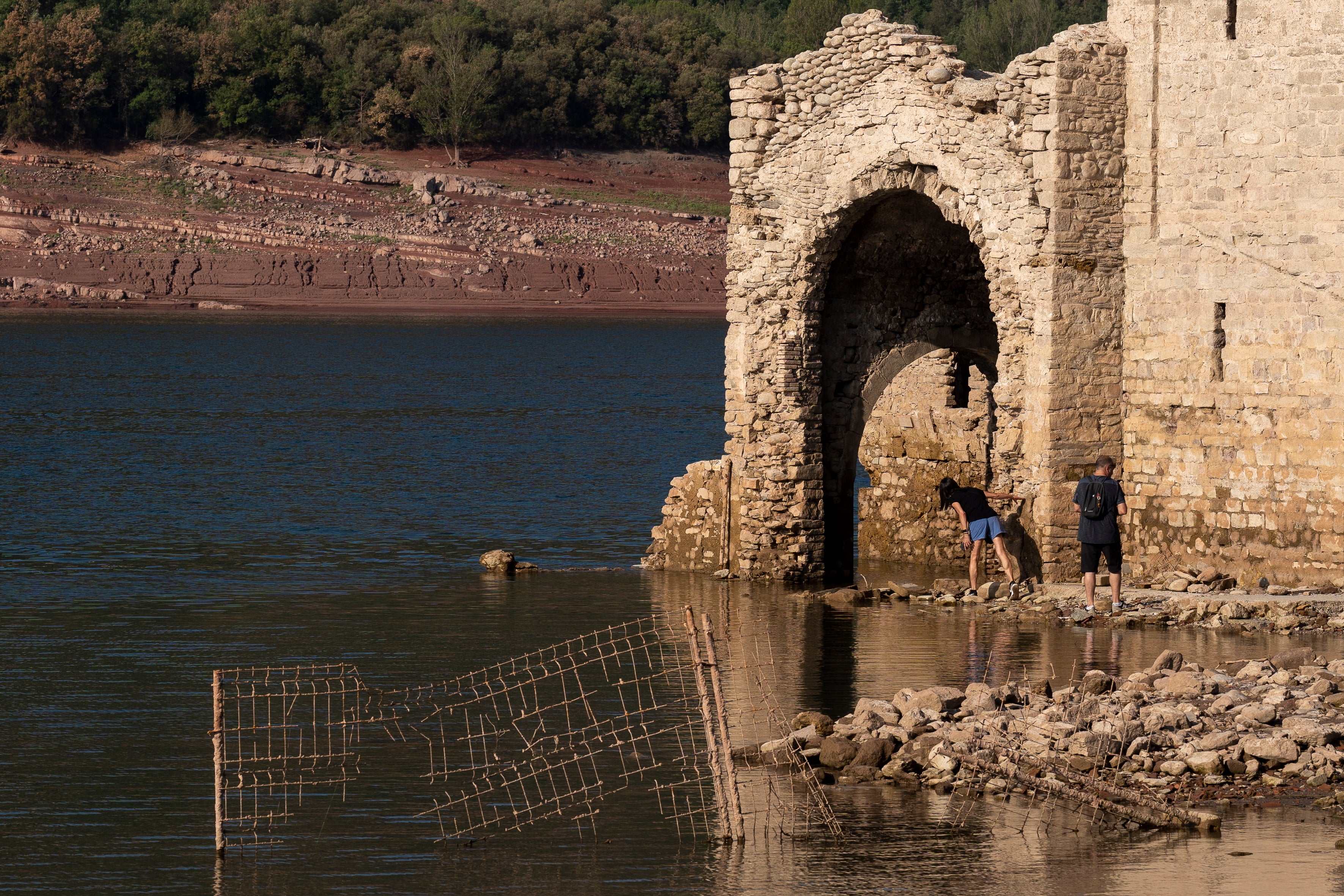 Una iglesia del siglo XI en un embalse sin agua pero lleno de turistas