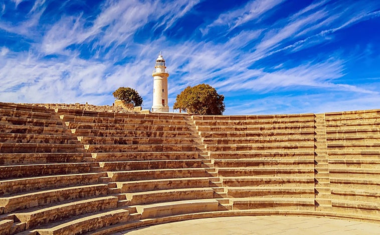Imagen principal - 'La roca de Afrodita' es el lugar donde cuenta la mitología que afloró Afrodita después de que Cronos cortara los testículos a su padre Urano y los lanzara al mar. Arriba, el anfiteatro del Parque Arqueológico de Paphos. A la derecha, la iglesia bizantina de Ayios Nikolaos tis Stegis