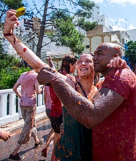 Imagen secundaria 2 - Los participantes en la Tomatina, cada 31 de agosto, lanzan a la calle, unos contra otros, unos 130.000 kilos de tomates que vuelan y se estampan como un curioso y espectacular símbolo de alegría.