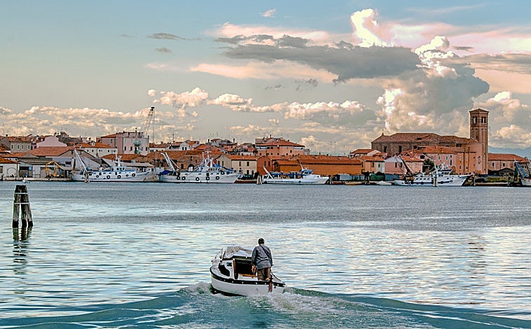 Imagen principal - Desde la llegada a Chioggia, a unas quince millas en barco de Venecia y unos 50 km por tierra, nos invade la sensación de estar en una ciudad con cierto parecido a la Serenísima República. Eso sí, aquí, en la mayor parte de las calles se puede ir en coche y en el barrio de Sottomarina hay buenas playas. Por lo demás, muchos días del año cuesta encontrar turistas (o al menos costaba hasta ahora)