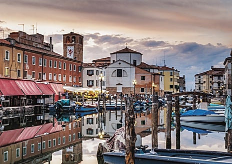 Imagen secundaria 1 - Desde la llegada a Chioggia, a unas quince millas en barco de Venecia y unos 50 km por tierra, nos invade la sensación de estar en una ciudad con cierto parecido a la Serenísima República. Eso sí, aquí, en la mayor parte de las calles se puede ir en coche y en el barrio de Sottomarina hay buenas playas. Por lo demás, muchos días del año cuesta encontrar turistas (o al menos costaba hasta ahora)