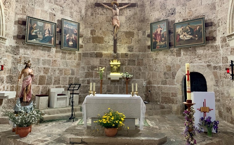 Imagen principal - Las calles estrechas, las flores, los arcos sobre las casas encaladas y la iglesia de Nuestra Señora de la Asunción forman parte de cualquier recorrido por Letur, que, en verano, debe dejar tiempo para un baño en sus conocidas piscinas naturales. En la imagen, el Charco Pataco, nacimiento de agua que se une al arroyo de Letur, situado en la ruta circular del camino de Los Cantalares.