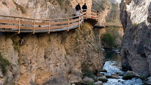 Es posible recorrer el entorno del río Castril a través de una espectacular pasarela