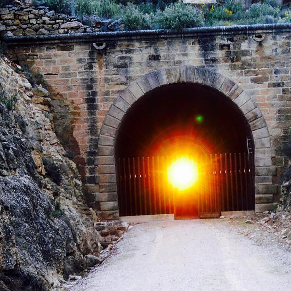El 'milagro' del túnel de un pueblo de Teruel por el que cruza el sol de punta a punta dos veces al año