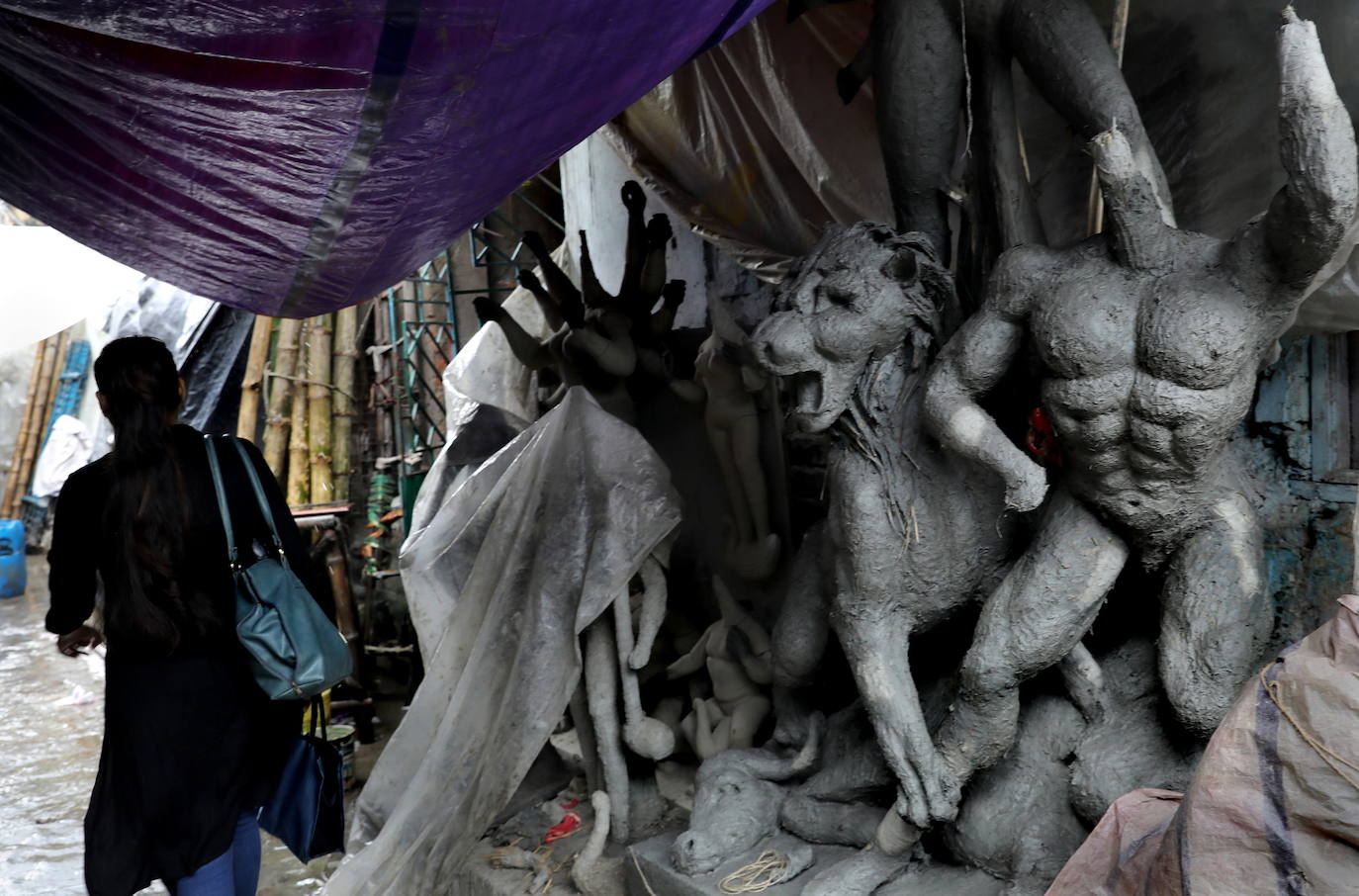 Trabajos todavía sin terminar antes del Durga Puya en el distrito de Kumartuli, en Calcuta