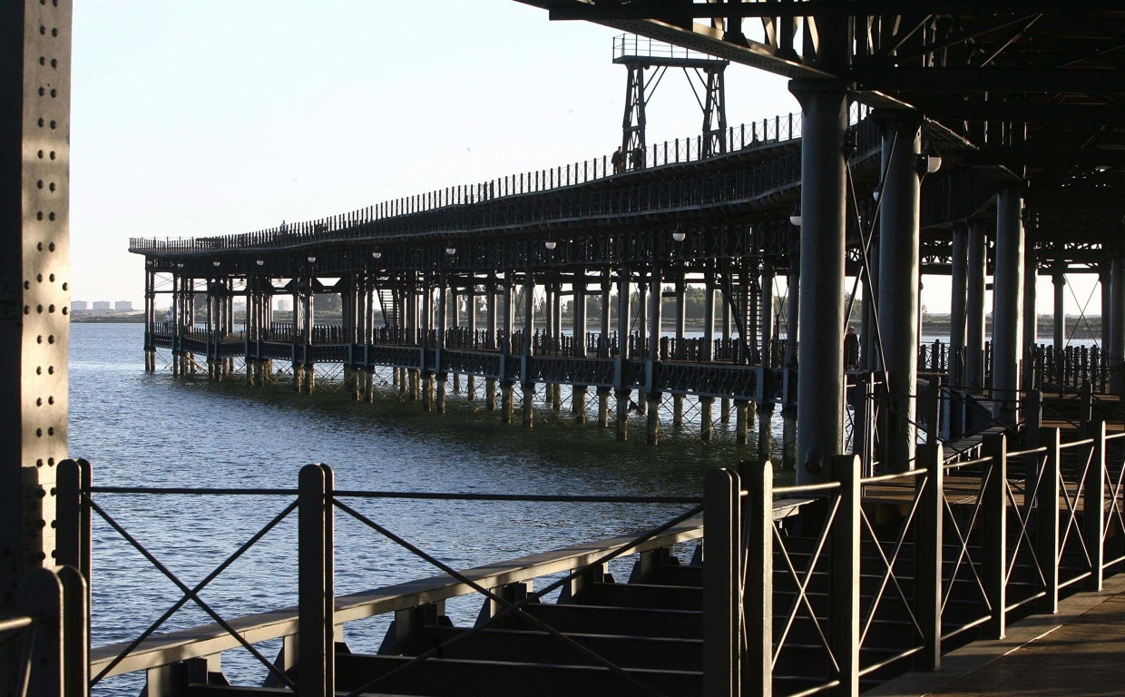El muelle carguero de mineral de la Rio Tinto Company se ha convertido en emblema de la ciudad