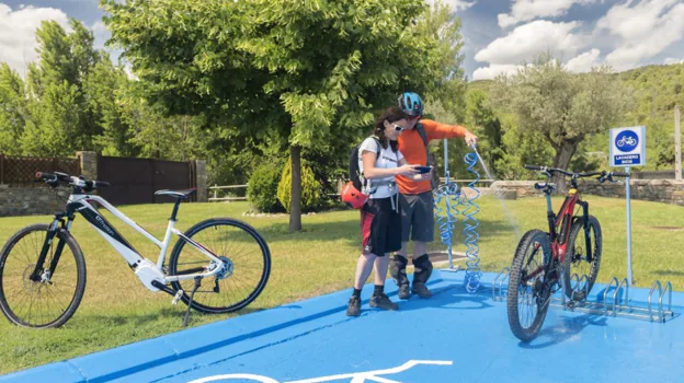 Zona exterior para bicicletas del Barceló Monasterio Boltaña