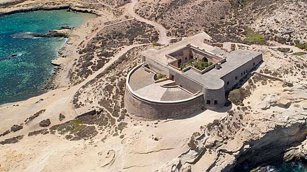 Vista del Castillo de San Ramón en el Playazo de Rodalquilar en Cabo de Gata-Níjar.