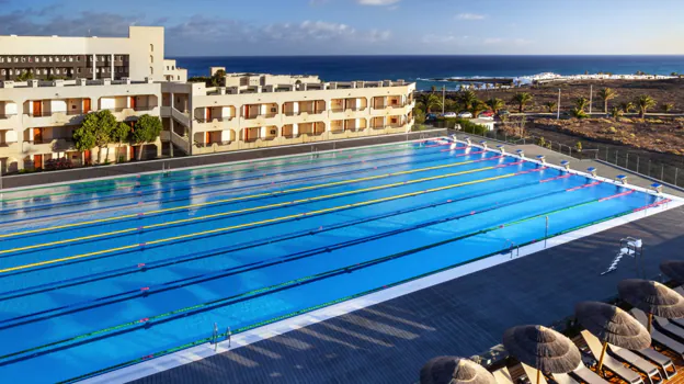 Imagen de la piscina olímpica del Barceló Lanzarote Active Resort