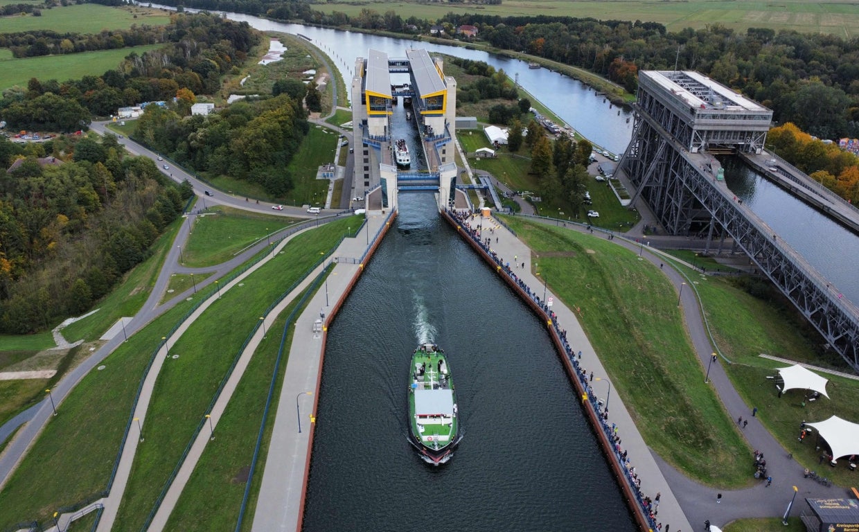 El canal alemán donde barcos tan grandes como 50 ballenas azules suben en ascensor