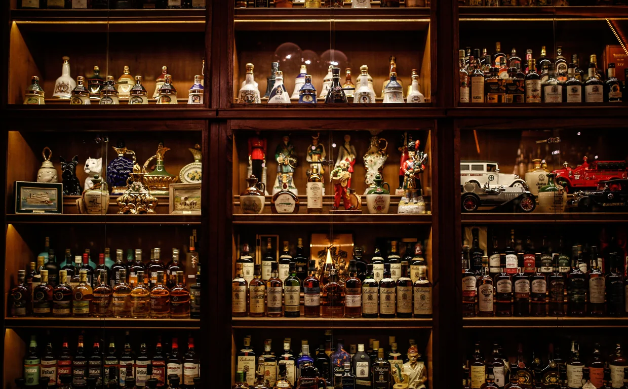 Imagen de las vitrinas del museo del whisky de Argentina