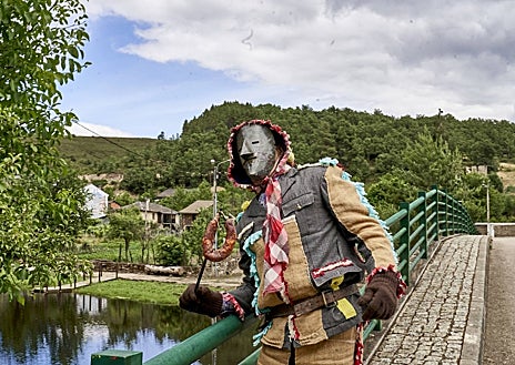 Imagen secundaria 1 - Entre Rio de Onor y Rihonor de Castilla (Zamora) solo hay una calle de distancia. Su cultura mantiene símbolos como sus características máscaras, que eran utilizadas en rituales de iniciación y festejos. En la aldea portuguesa solo viven a día de hoy unas cincuenta personas