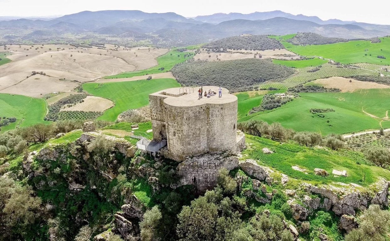 El original castillo de Cote preside desde las alturas el panorama de la sierra de San Pablo de Montellano