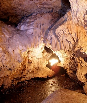 Imagen secundaria 2 - Los raíles cruzan Mina Esperanza, en Olmos de Atapuerca. Sobre estas líneas, a la izquierda, la entrada a Cueva Palomera. A la derecha, la cueva de Fuentemolinos.