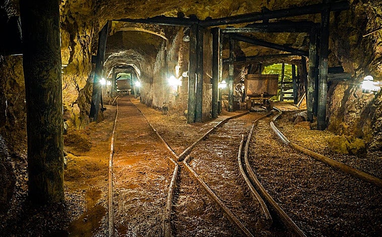 Imagen principal - Los raíles cruzan Mina Esperanza, en Olmos de Atapuerca. Sobre estas líneas, a la izquierda, la entrada a Cueva Palomera. A la derecha, la cueva de Fuentemolinos.