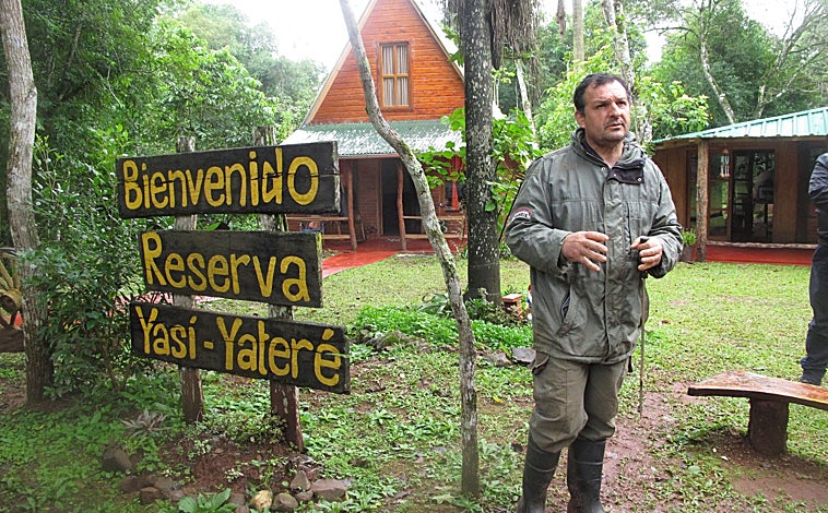 Imagen principal - Leo Rangel, en la foto superior, es un uruguayo que ha construido su particular paraíso (la reserva privada Yasí Yateré) en la selva misionera. Sobre estas líneas, Adelmar Galiano, en la chacra donde siembra y fabrica citronela. A la derecha, una excursión por la selva en un enorme camión militar
