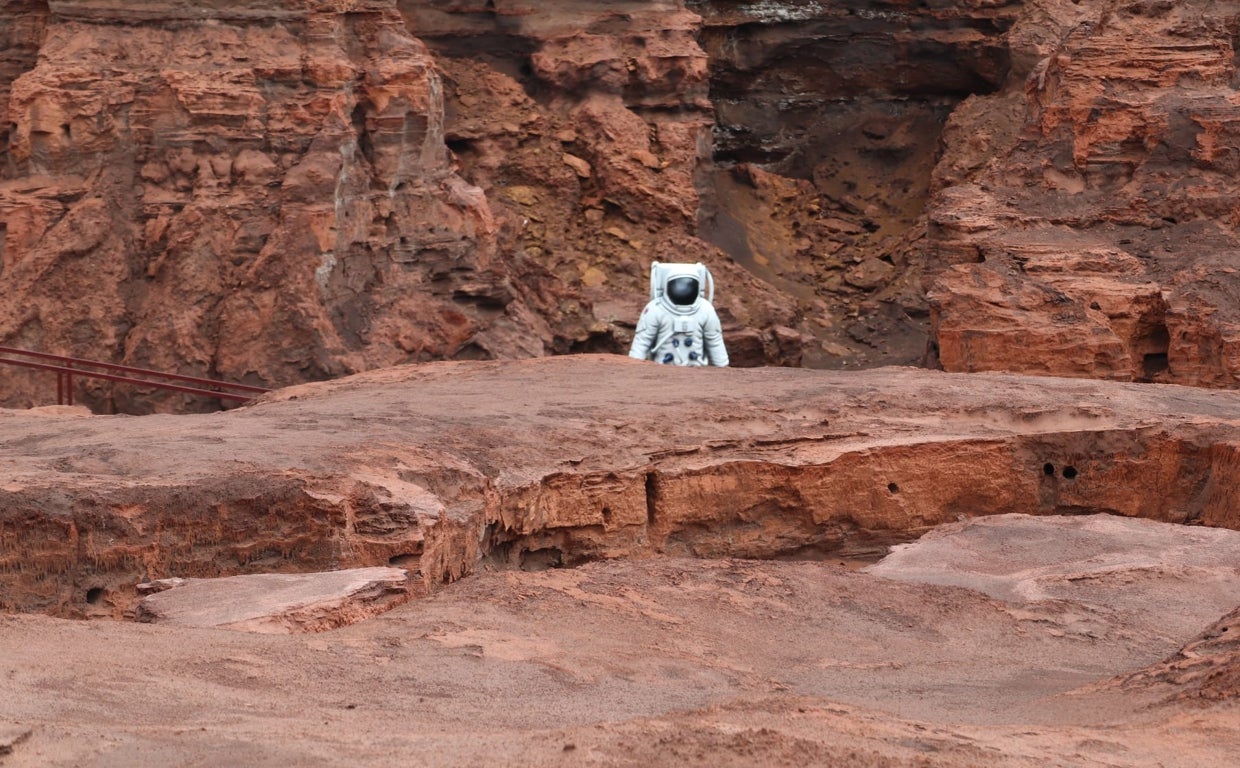 Un astronauta asoma por el Parque Minero de Riotinto