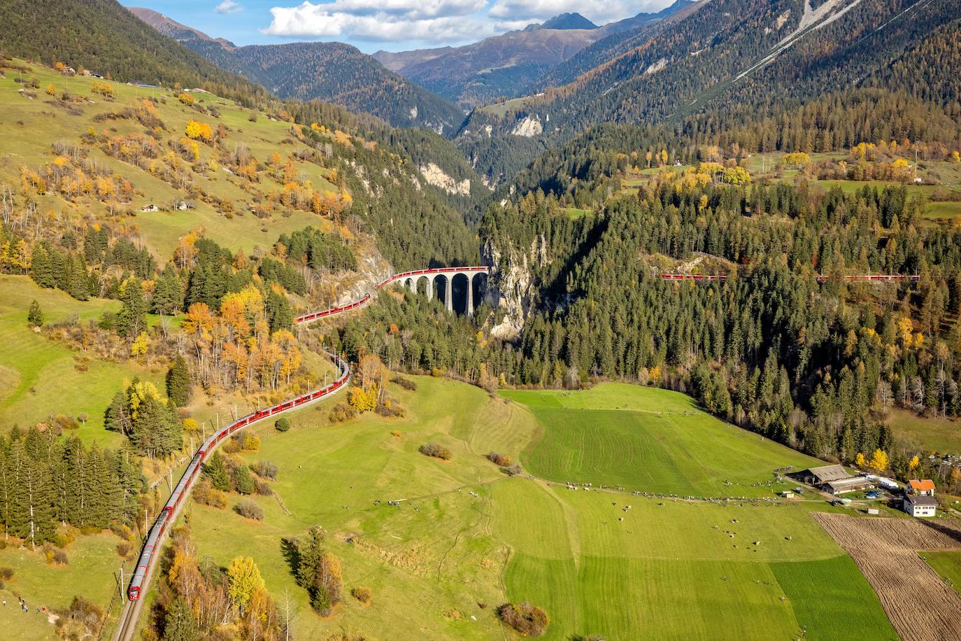 El viaducto más grande en la ruta del récord mundial es el mundialmente famoso Viaducto Landwasser, justo después Filisur, con una longitud de 142 metros y una altura de 65 metros.