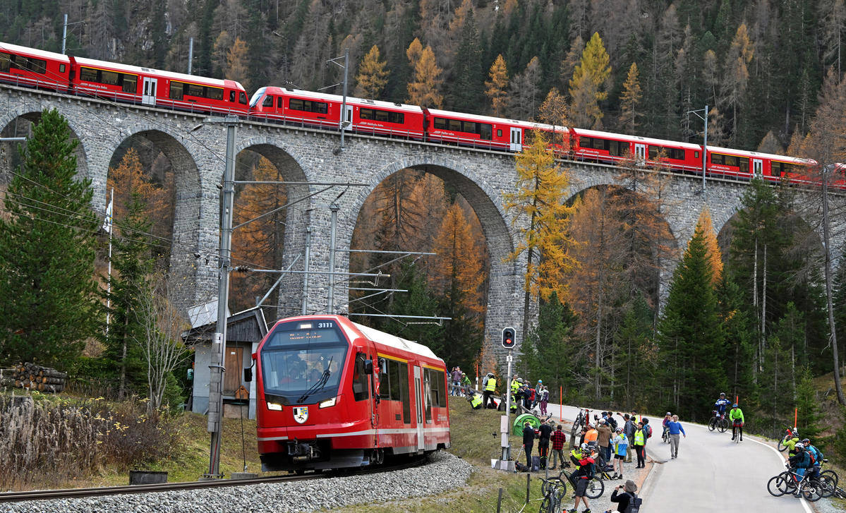 El túnel más largo en la ruta del récord mundial es el Túnel Greifenstein, antes de Filisur, con 698 metros de largo.