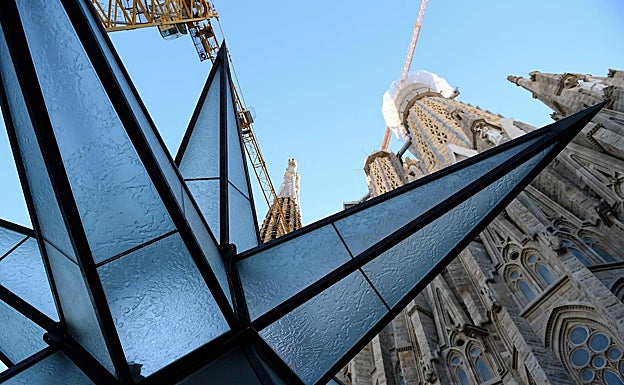 Vista de la estrella antes de ser instalada en lo alto de la Torre de la Virgen