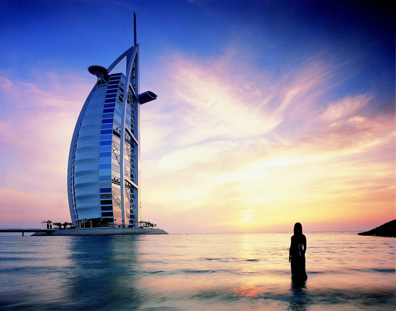 El Dubai’s Burj Al Arab tiene  210 metros de altura y  2.7 millones de hashtags en Instagram.