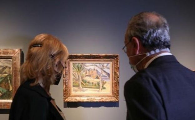 La baronesa Carmen Thyssen y el alcalde de Málaga, Francisco de la Torre, contemplan uno de los cuadros de la exposición temporal