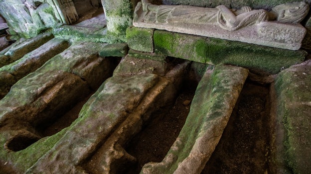 Imagen de las tumbas de San Pedro de Rocas