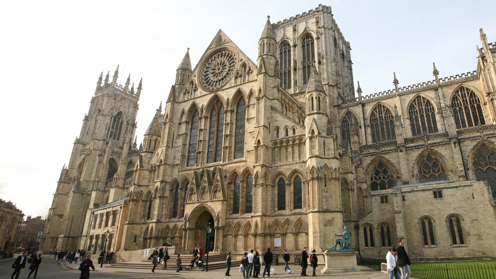 Catedral York (York Minster), del siglo XII. Una vez en la ciudad hay que pasar inevitablemente por The Shambles, una de las calles más históricas (y pintorescas) del Reino Unido, con edificios que datan del siglo XIV.