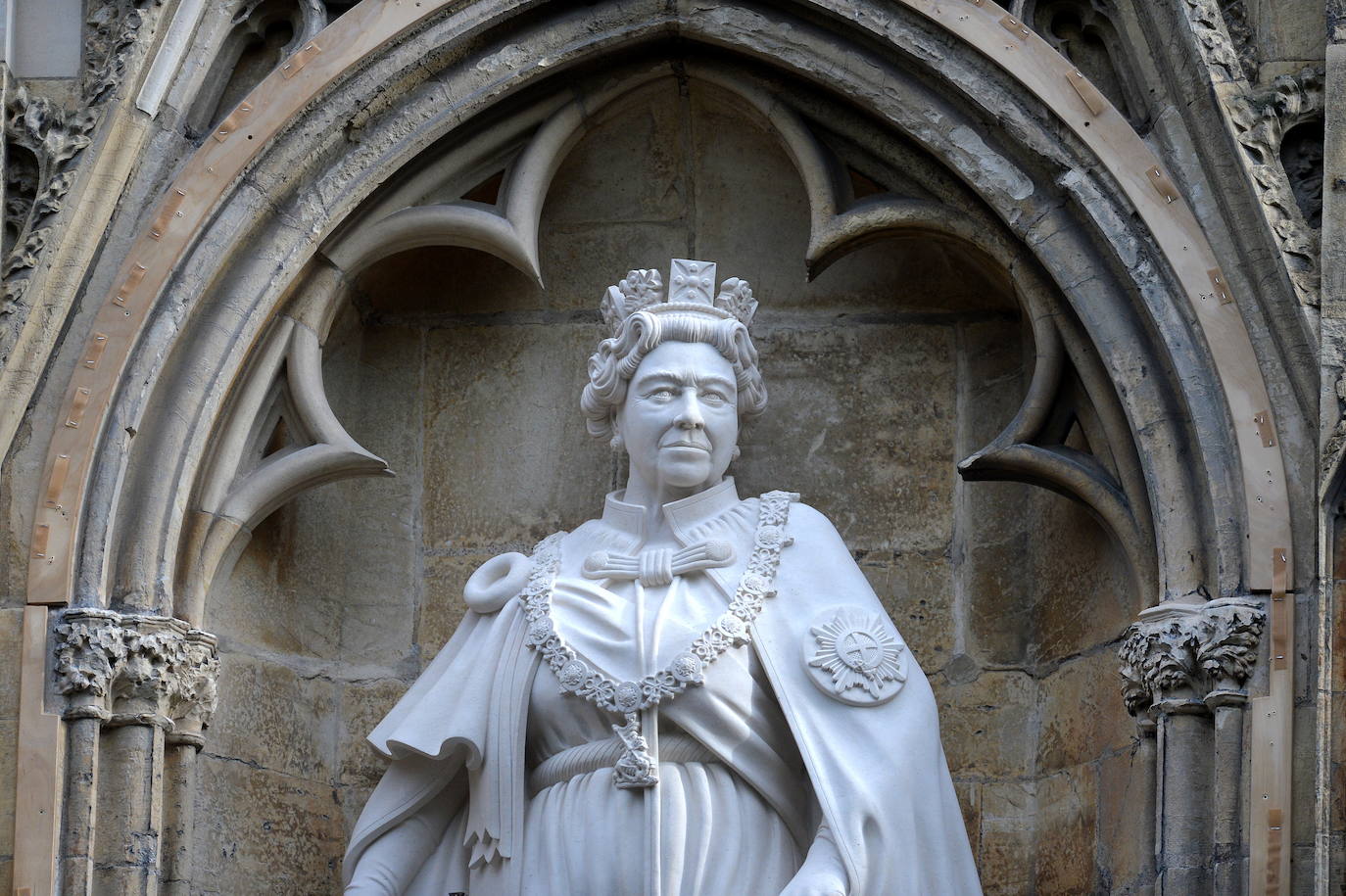 Detalle de la estatua de la difunta Isabel II en la catedral de York