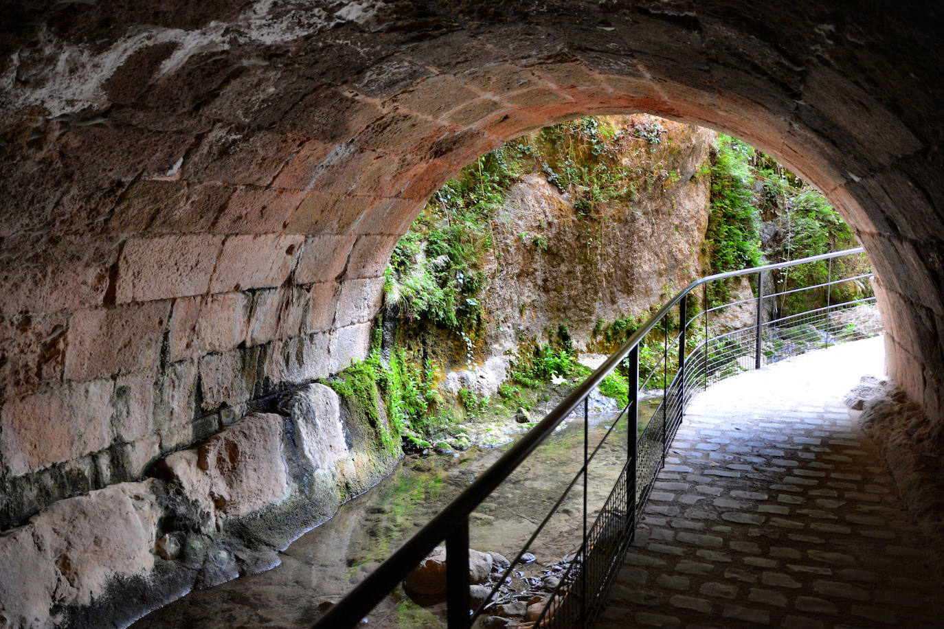 Pasarela de la bóveda del río Cerezuelo
