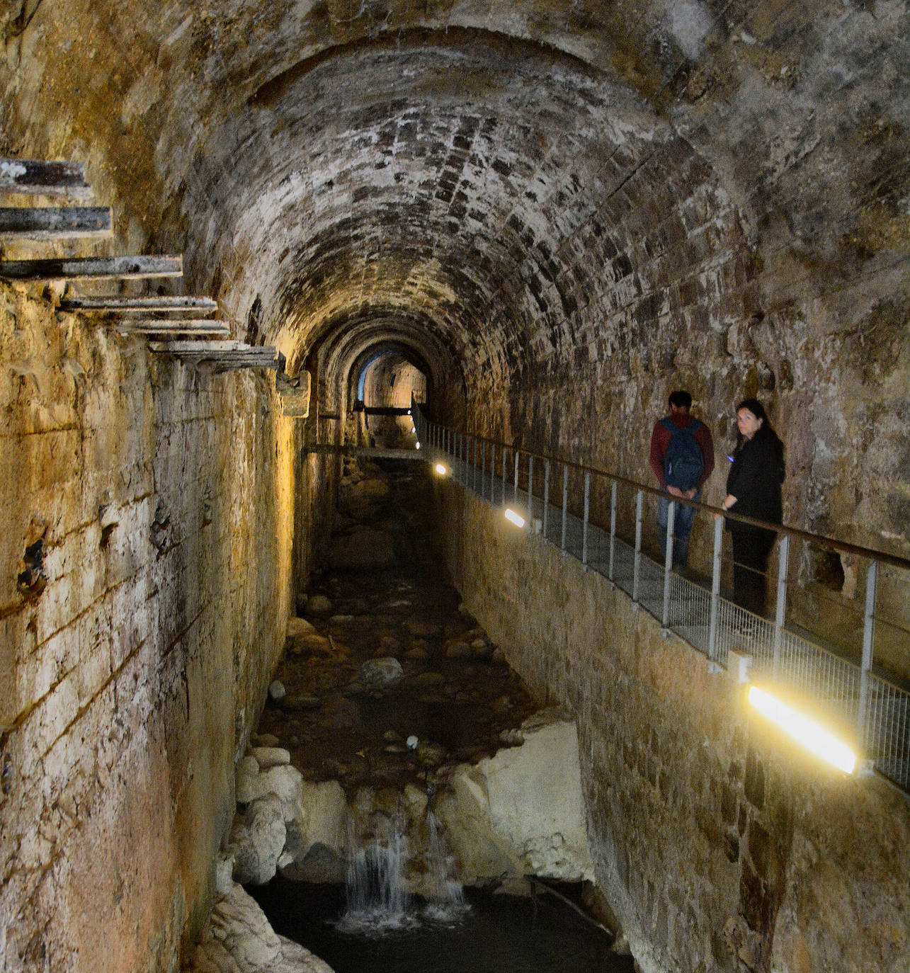 Interior de la bóveda del río Cerezuelo
