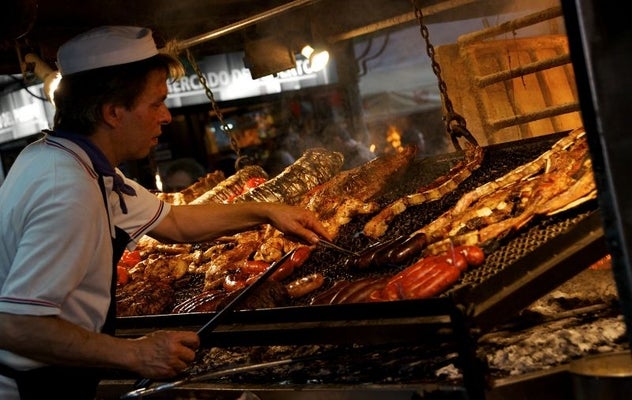 Preparación de un asado uruguayo en Bella Vista. Según Lonely Planet, Uruguay es sorprendentemente todavía un secreto para los amantes de la gastronomía.  