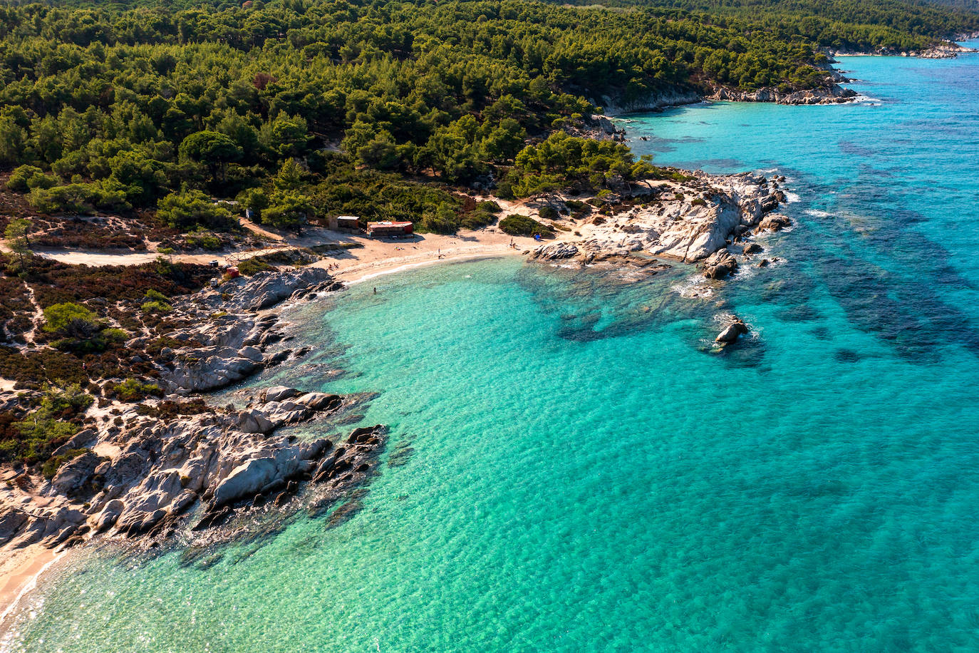 Playa de Portokali, en la Calcídica (Grecia), una región del norte de Grecia famosa por sus sobresalientes penínsulas y por los bosques que llegan hasta las playas 