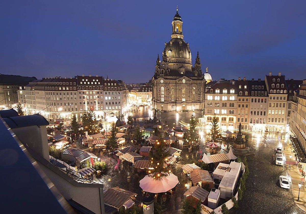 En la foto, vista del mercado de Navidad frente a la Iglesia de Nuestra Señora de Dresde