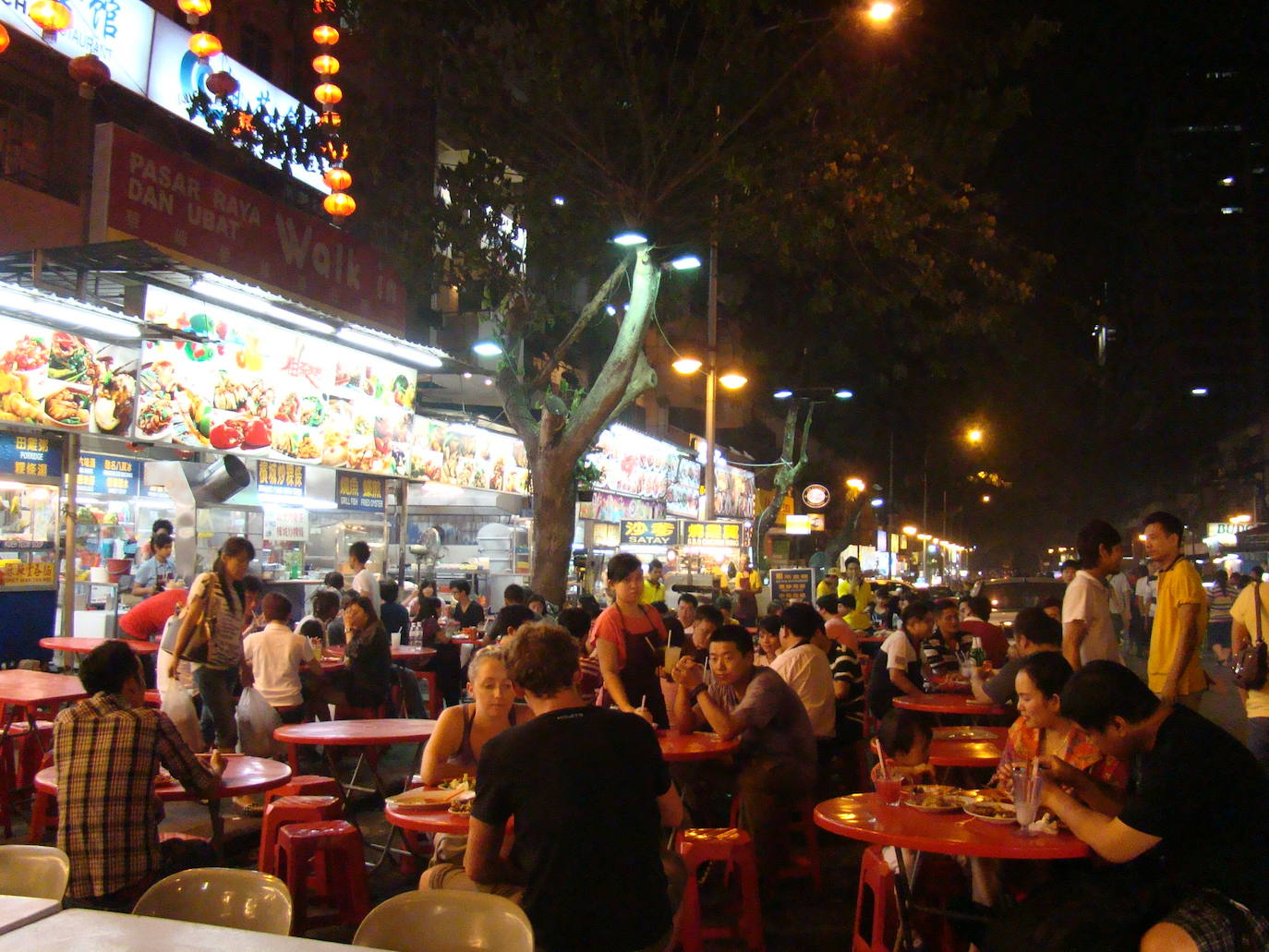 Un puesto de carne en Kuala Lumpur. Calles llenas de puestos de comida, mercados con tentempiés deliciosos y una animada vida nocturna han servido para incluir a Kuala Lumpur (Malasia) en la lista