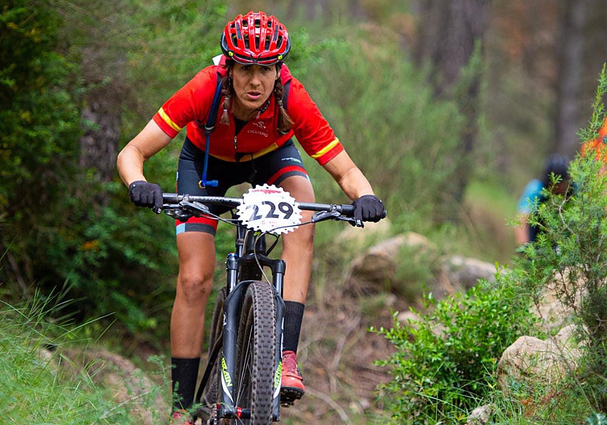 La ciclista jiennense Isabel Peña recorre una pista de la provincia de Jaén