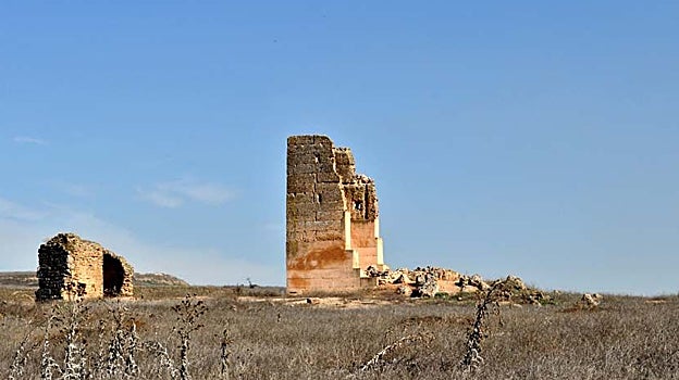 Restos de las torres almohade y cristiana cerca del enclave arqueológico de Cástulo