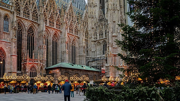 La catedral gótica proporciona un hermosísimo marco a este mercadillo